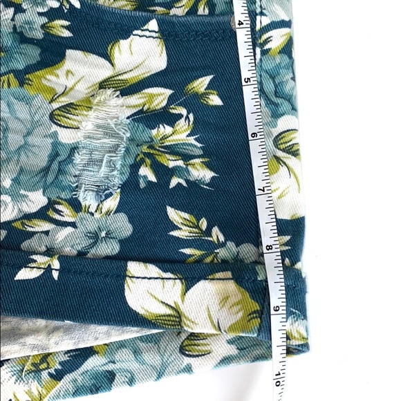 Vanilla Star floral distressed short - Picture 6 of 9